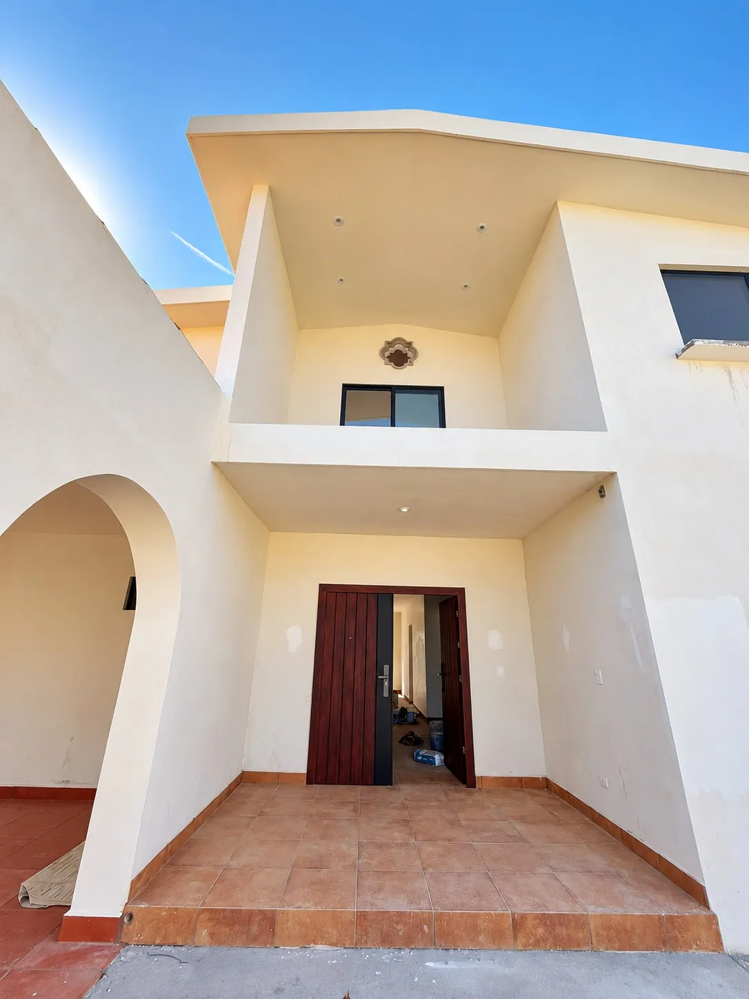 Entrada principal de Casa Riconada con balcón y arco