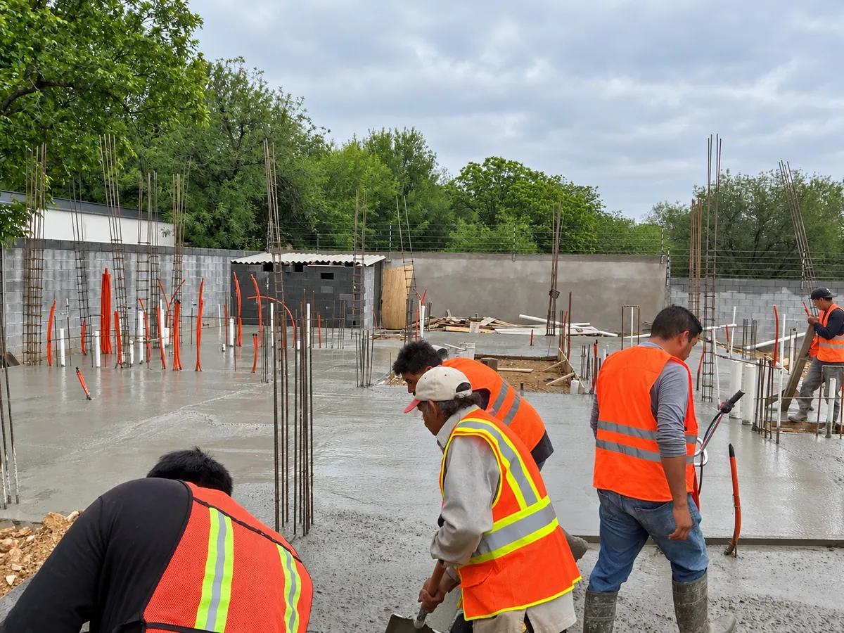 Equipo de obra durante el colado de la losa de cimentación