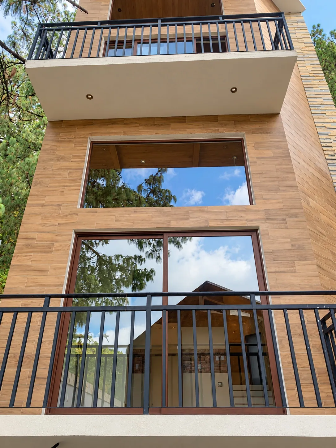 Fachada vertical de Casa San Cristóbal entre pinos